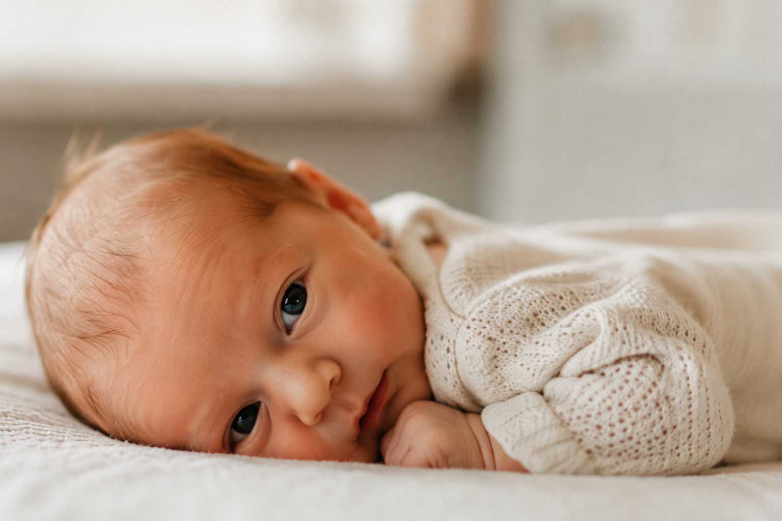 Baby kijkt op